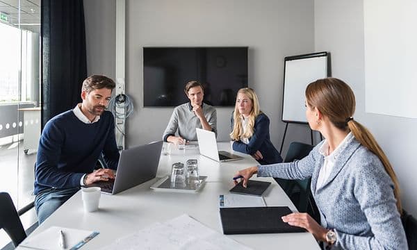 En grupp människor i ett möte
