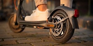 Henkilö ajaa Ninebot Segway -sähköpotkulaudalla