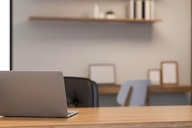 Bærbar-PC på et trebord i moderne arbeidsplass