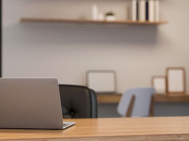 Bærbar-PC på et trebord i moderne arbeidsplass