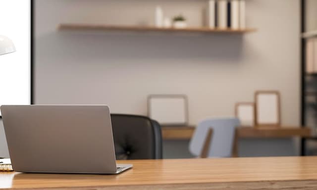 Bærbar-PC på et trebord i moderne arbeidsplass