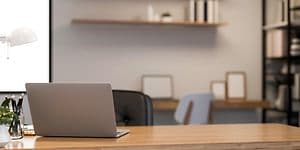 Bærbar-PC på et trebord i moderne arbeidsplass