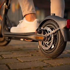 Bedste el-løbehjul: Nærbillede af testvinderen Ninebot Segway, der bliver brugt af en mand 