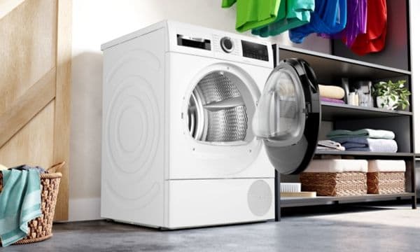 Bosch tørretumbler og kurv med vasketøj