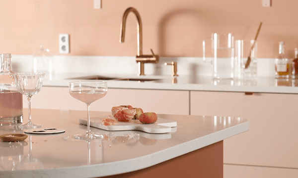 Rødt køkken: Epoq Trend Blush køkken med hylder af glas
