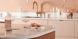 Rødt køkken: Epoq Trend Blush køkken med hylder af glas