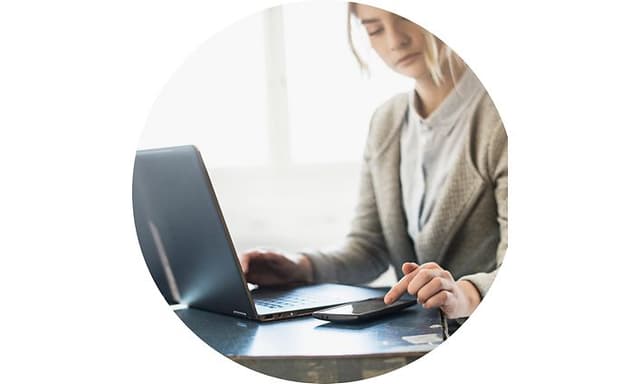 B2B - Trade-in - Woman working on her laptop and mobile phone copy 3500x3500