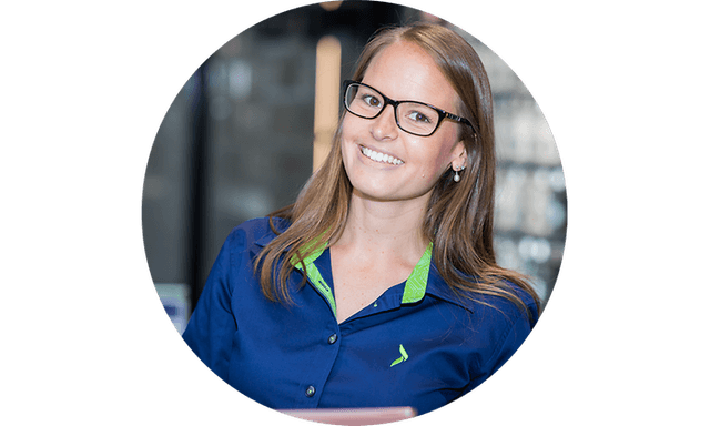 B2B - CS - Trade-in - Smiling female employee