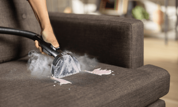 Damprenser - Person som damprenser sofa