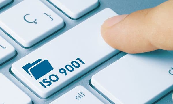 Elgiganten har ISO 9001-certificering: En person trykker på en knap på et tastatur, hvorpå der står: "ISO 9001"