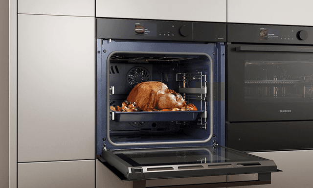 Samsungin älykäsuuni ja älyuunin sisällä kalkkuna paistumassa
