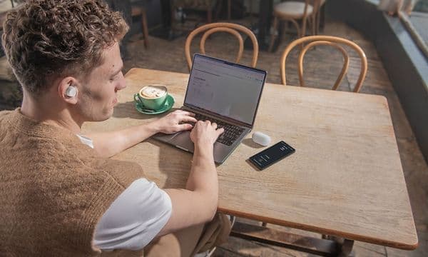 Sony-nappikuulokkeet - Yhdistä kaksi Bluetooth-laitetta samanaikaisesti