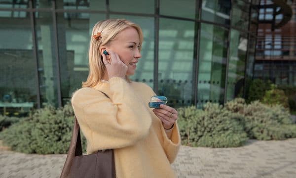 Sony WF-C710N med behageligt design så du kan have dine høretelefoner i hele dagen
