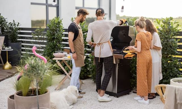 Folk griller sammen i et utekjøkken