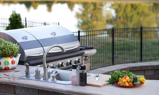 Illustrating small outdoor kitchen