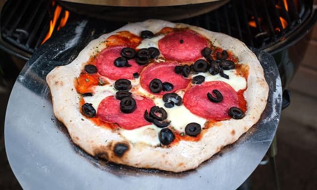 Færdig pizza lavet i pizzaovn