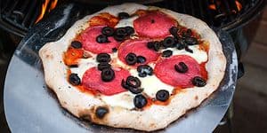 Færdig pizza lavet i pizzaovn