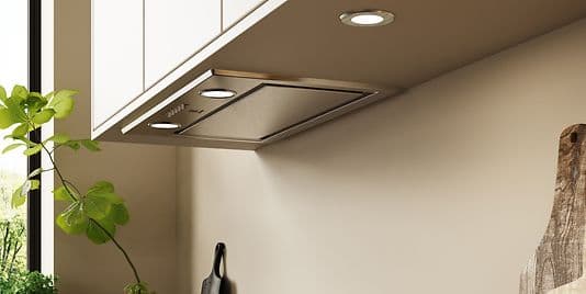 Epoq Trend Greige kjøkken med benkeplate i mørk grå laminat med integrert platetopp og ventilator