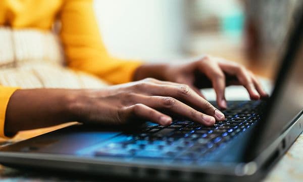 AI-PC: Nærbillede af hænder på laptop-tastatur