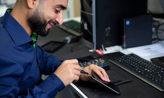Mobile Repaie - man in elgiganten shirt