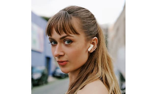 Sennheiser ACCENTUM Open øretelefoner i ørerne på kvinde