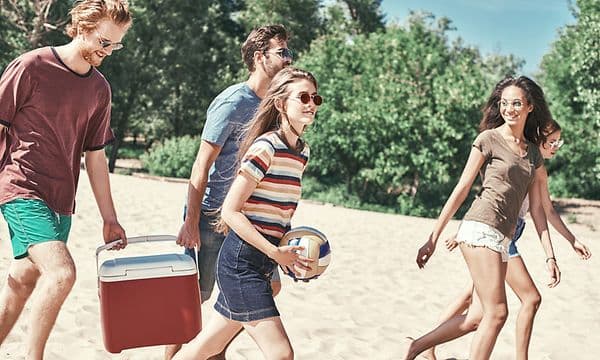 Vennegruppe på stranden: Planlæg drømmeferien med en AI-PC