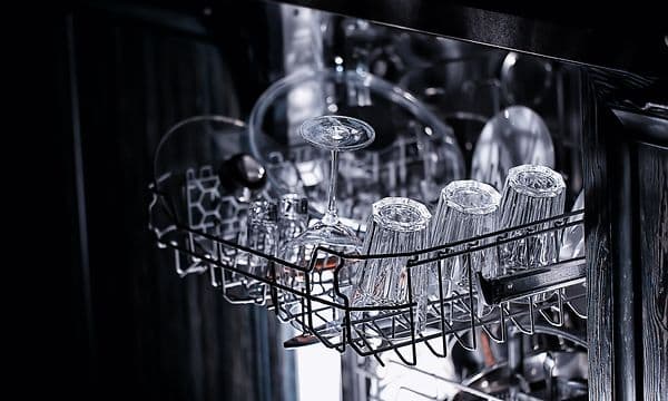 Forskellige glas placeret i en opvaskemaskine