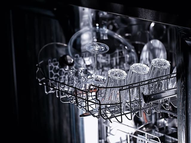 Forskellige glas placeret i en opvaskemaskine