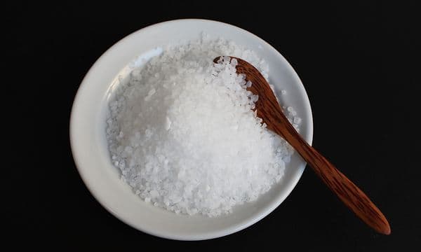 En skål med almindeligt salt, som ikke kan bruges som erstatning for opvaskemaskinesalt