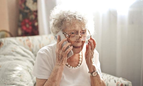 A guide to user-friendly phones for seniors - Eldre dame snakker i telefonen
