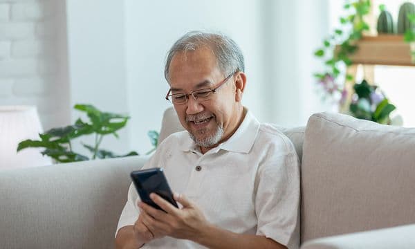 A guide to user-friendly phones for seniors - Eldre mann bruker mobilen sin