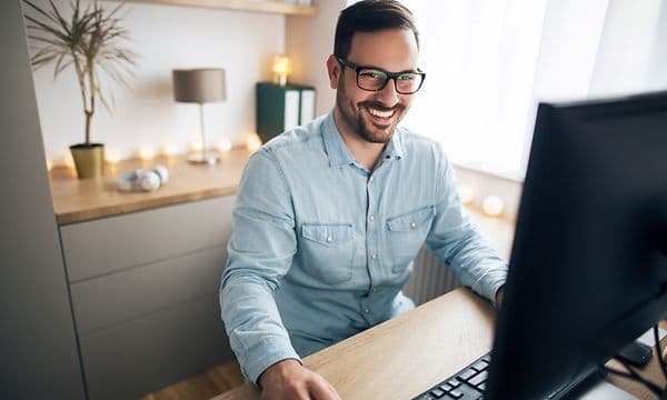 B2B - Computing - Man working remotely from home