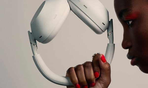 Sony WH-1000x m6 - woman holding headphones