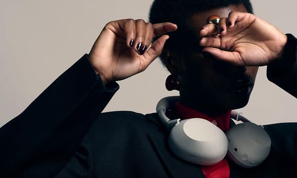 Sony WH-1000x m6 - woman with headphones around neck