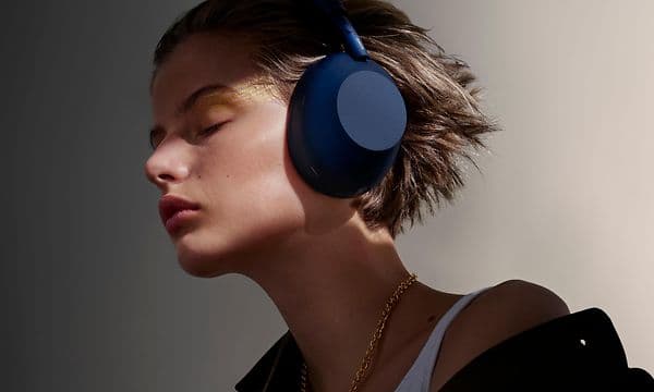 Sony WH-1000x m6 -woman with closed eyes