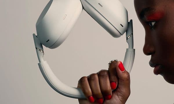 Sony WH-1000x m6 -kuulokkeet naisen kädessä