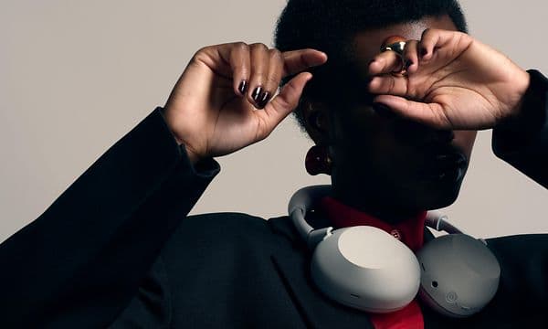Sony WH-1000x m6 - woman with headphones around neck