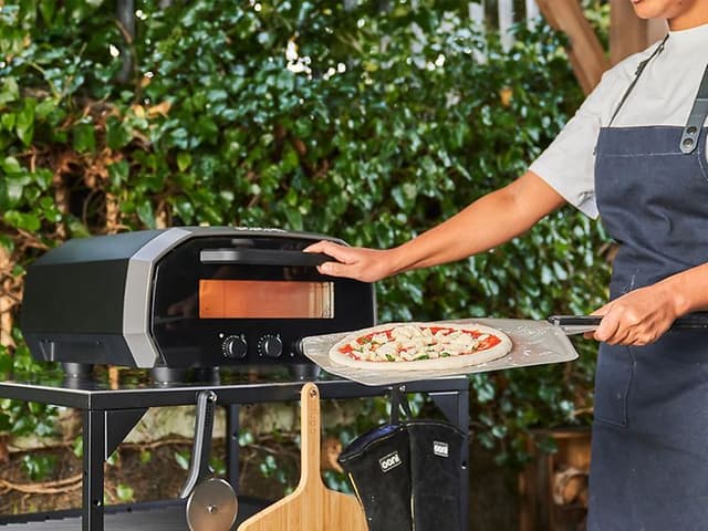Ooni pizzaovn anvendes af mand