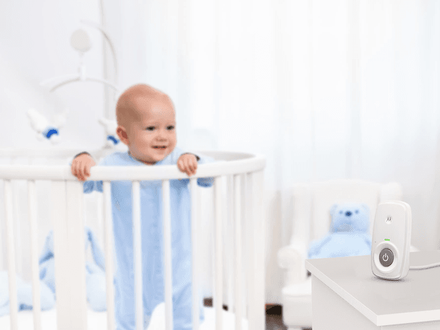 Motorola AM24 babyalarm på børneværelse nær en babyseng