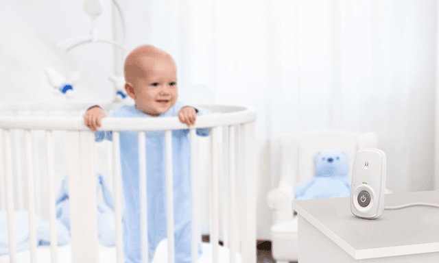 Motorola AM24 babyalarm på børneværelse nær en babyseng