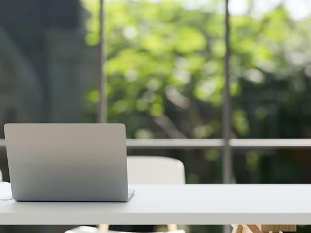 Laptop i kontorlandskap