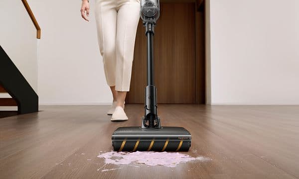 Henkilö märkäpesee Dreame Z30 AquaCycle -johdottomalla pölynimurilla