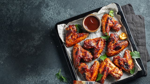 Ovnplade med grillede kyllingevinger