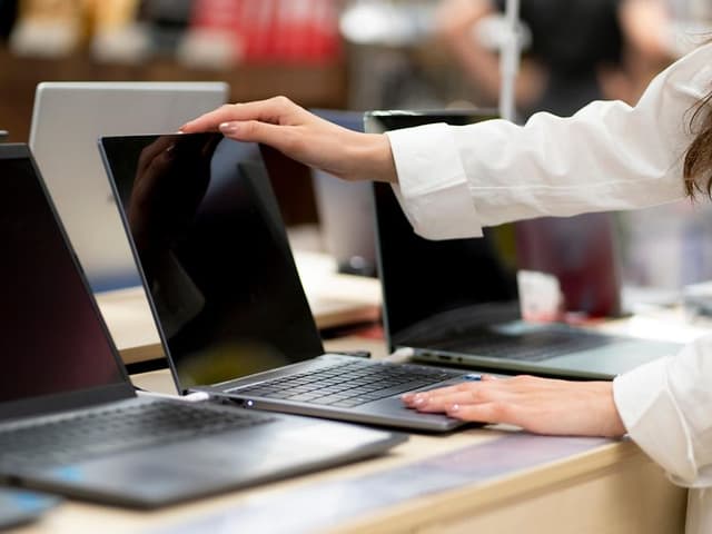 Billig PC guide: Dame ser på PC-er i en butikk