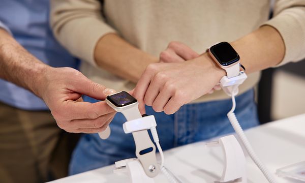 Mand og kvinde ser på smartwatches i butik