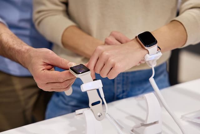 Mand og kvinde ser på smartwatches i butik