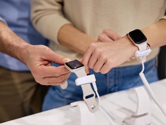 Mand og kvinde ser på smartwatches i butik