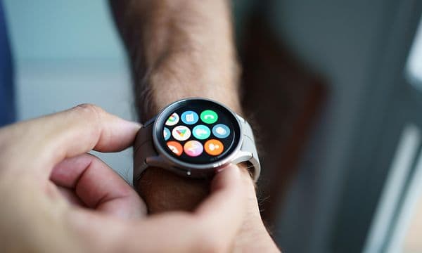 Person ser på apps på et smartwatch