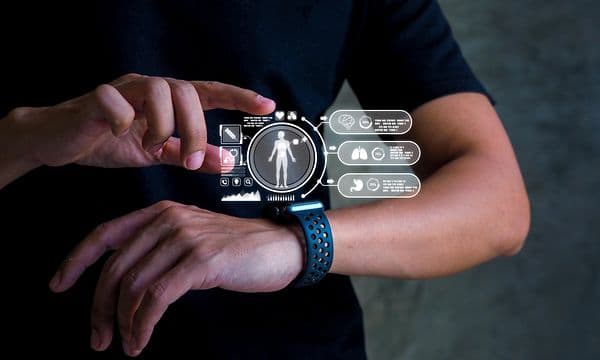 Smartwatch på en mands arm og en interaktiv illustration af funktionerne