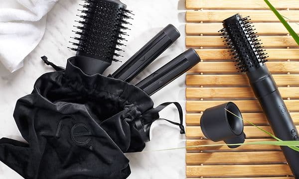 re. hairstyler ja re. Hyperstyle Air -hiustenmuotoilulaite mustassa satiinipussissa